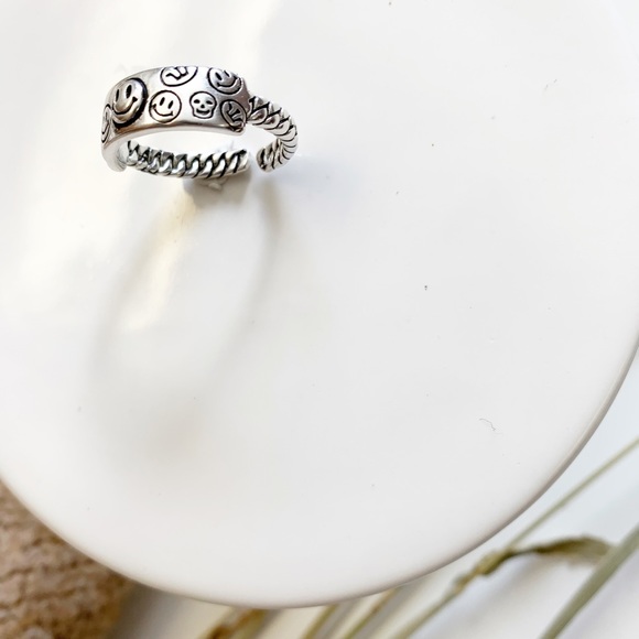 Smiley face adjustable silver ring - Picture 9 of 9